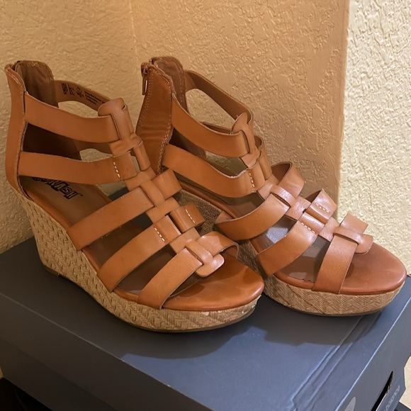Light brown wedges - Picture 2 of 7